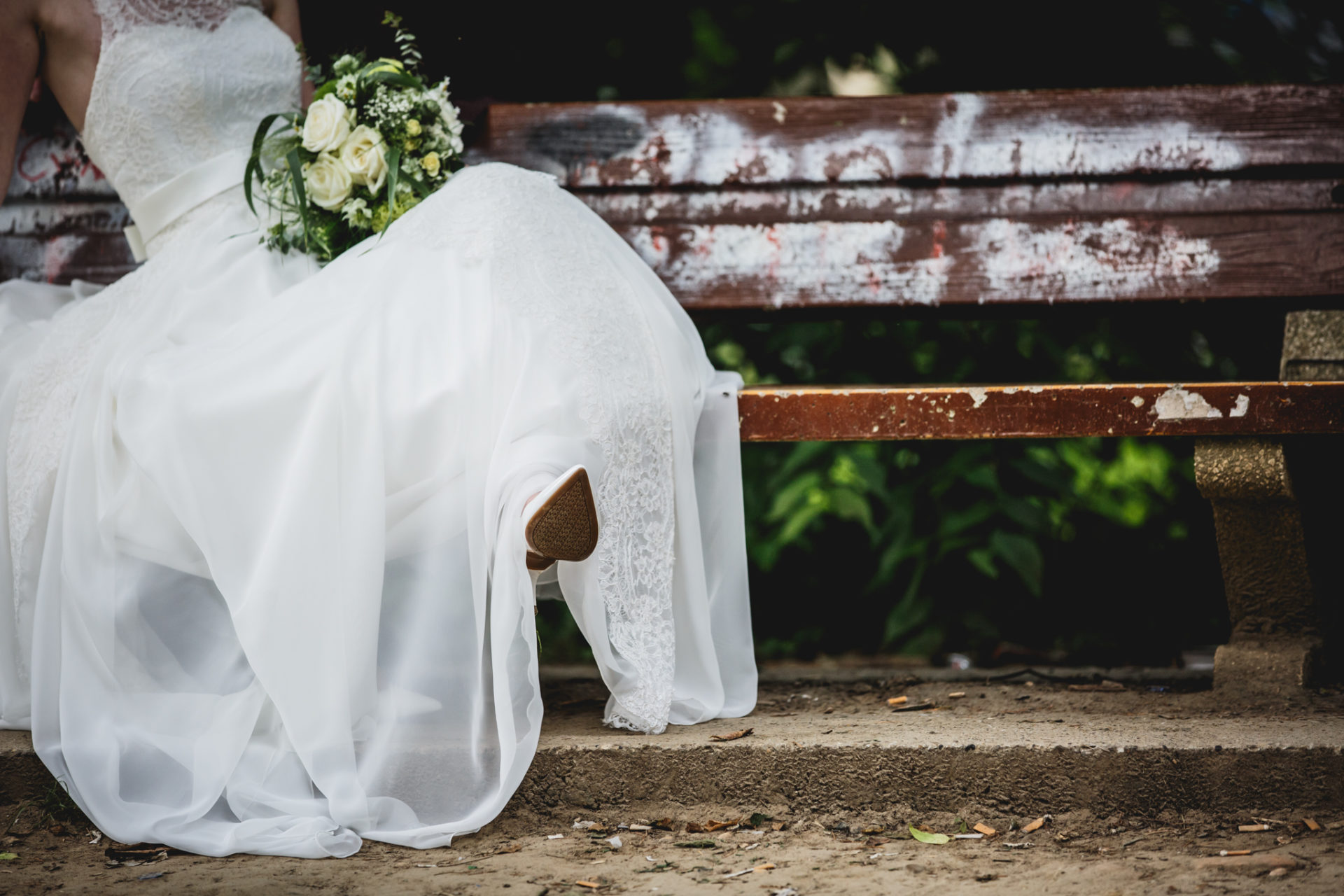 Mariée sur un banc
