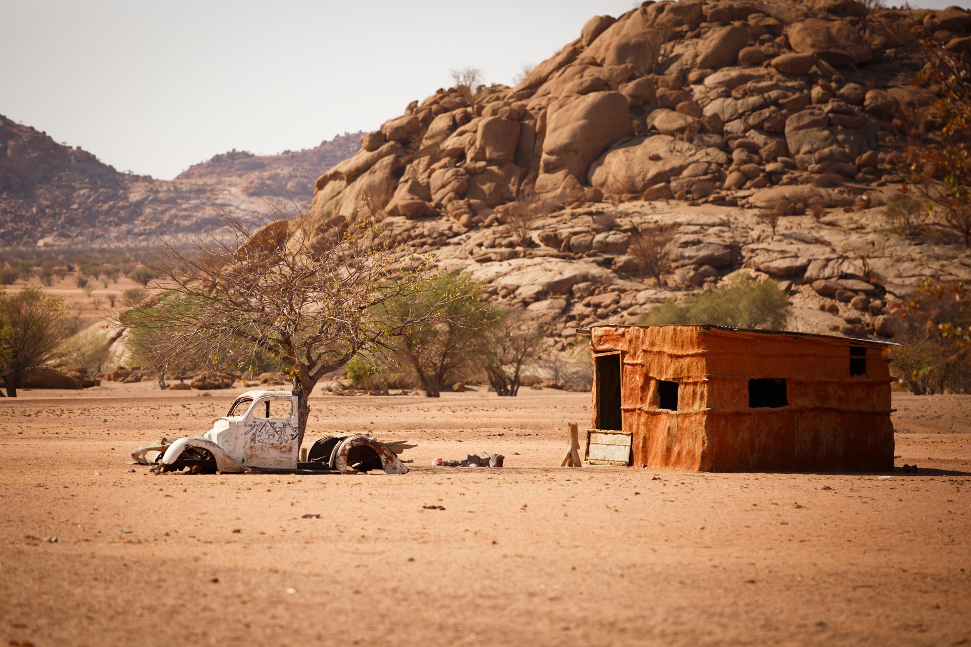 Carcasse de voiture sur la route dans la région du Damaraland