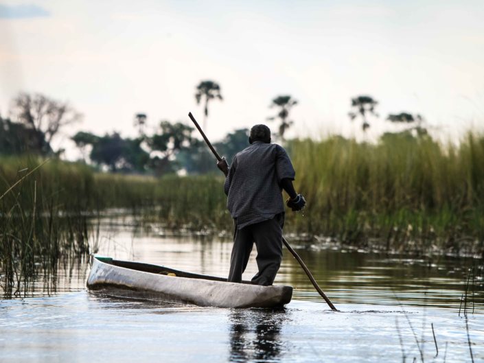 Pêcheur Bushmen sur le delta de l'Okavango.