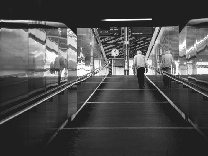 homme marchant quai gare