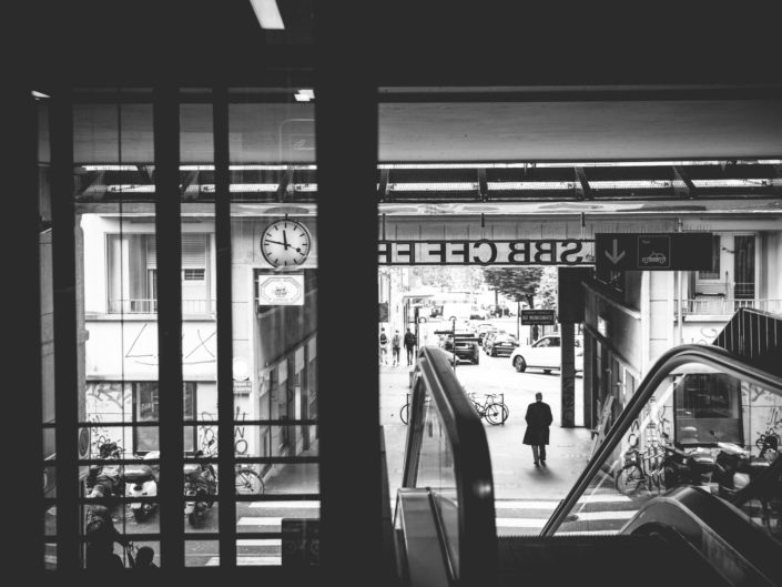homme escalator gare