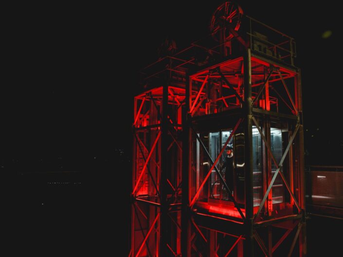 ascenseur rouge de nuit lausanne