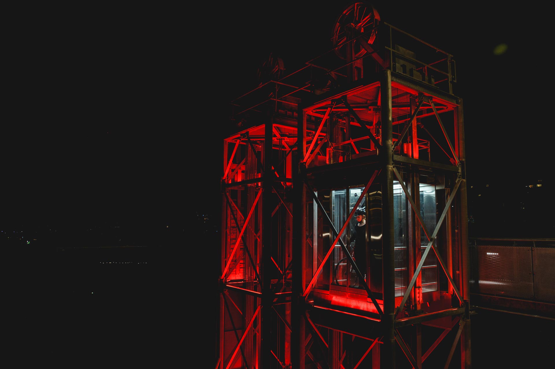 ascenseur rouge de nuit lausanne