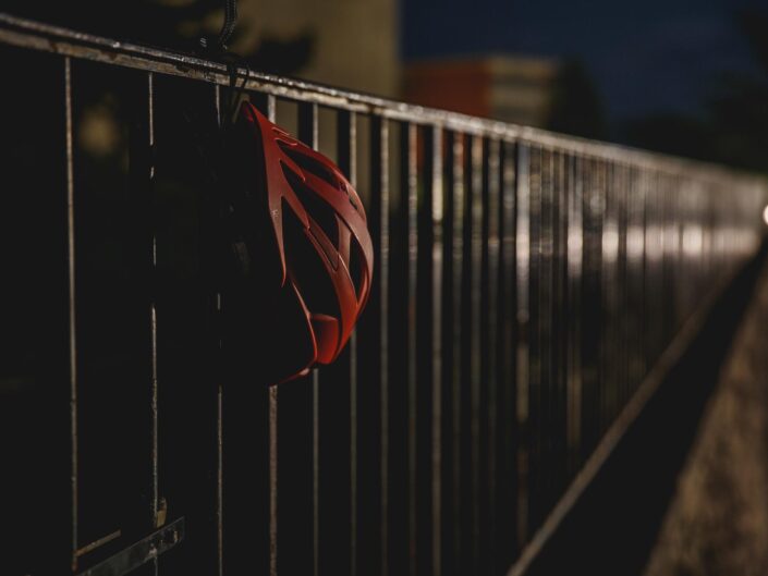 casque accroché à une barrière lausanne
