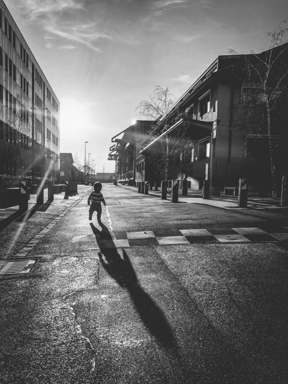 un enfant qui marche seule dans la rue