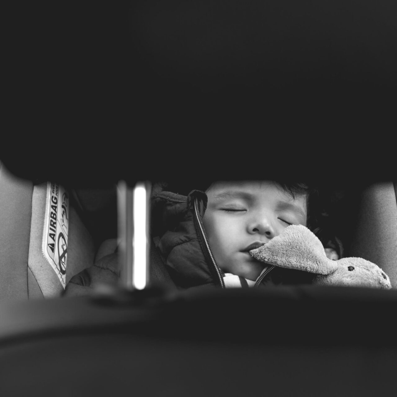 enfant qui dort dans son siège auto